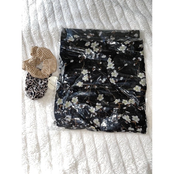 NWT Womens Accessories Bundle- Onam Scarf and 2 Ashiana Scrunchies - Picture 5 of 5